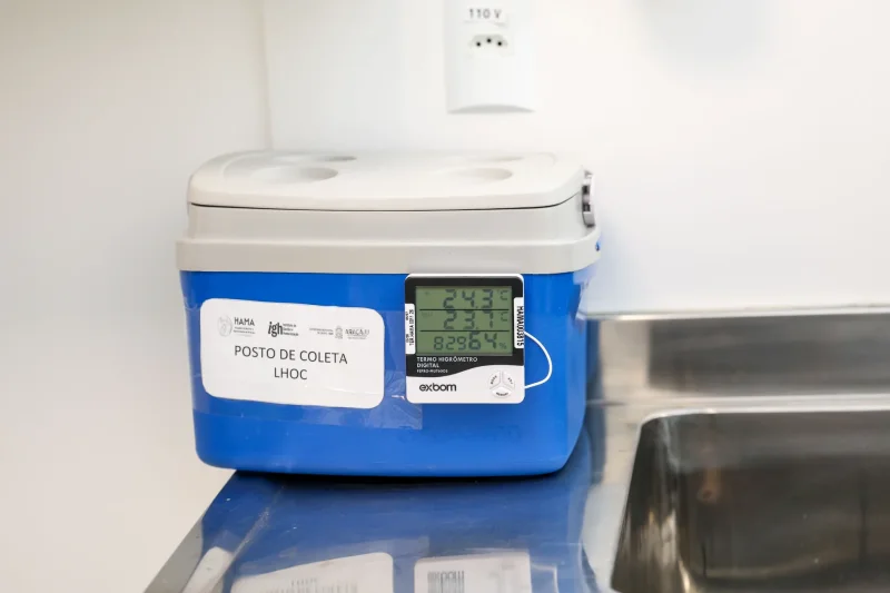 O alimento é transportado até o banco de leite estadual em uma caixa térmica