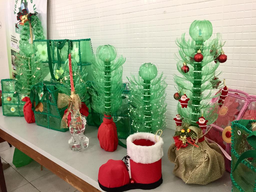 Capacitação da Fundat ensina como transformar garrafas PET em decoração  natalina - Prefeitura de Aracaju