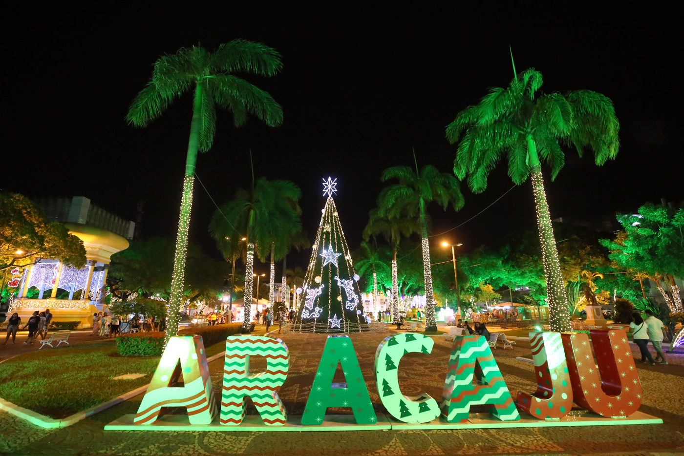 Turistas são recepcionados em Aracaju com as luzes do Natal Iluminado -  Prefeitura de Aracaju