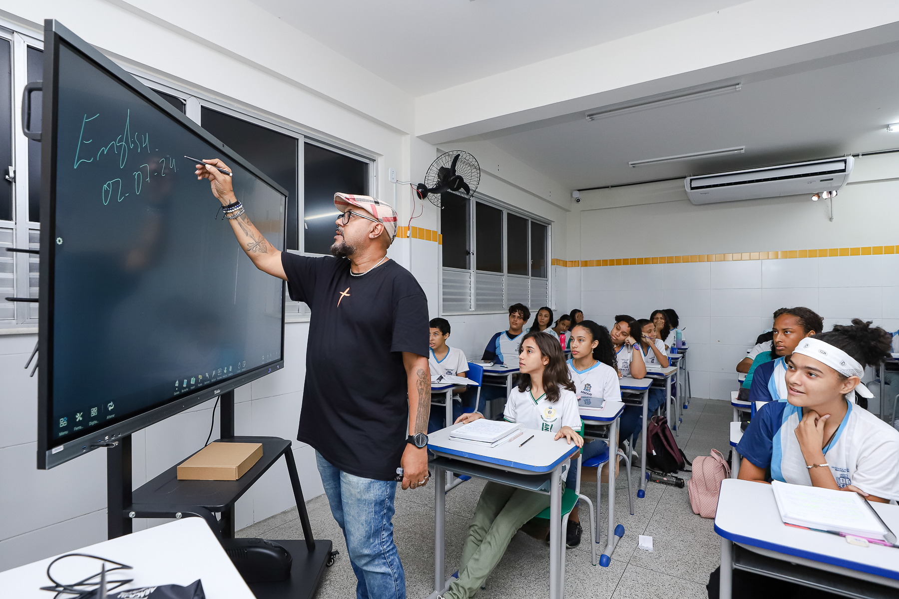Professores da rede municipal celebram implementação dos displays ...